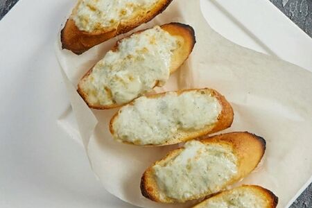 Горячие брускетты с моцареллой и голубым сыром