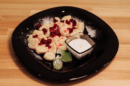 Ленивые вареники со сметаной и джемом