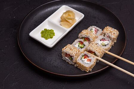 Ролл вегетарианец в кунжуте