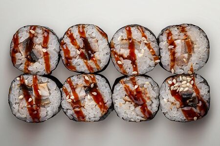 Маки с угрём