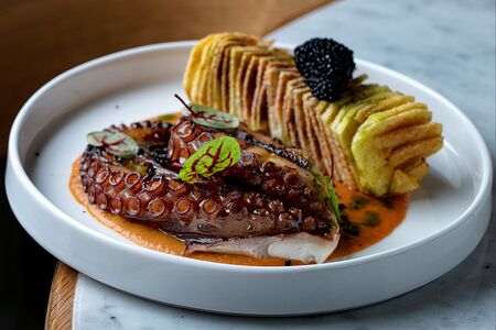 Осьминог с картофелем и соусом ромеско