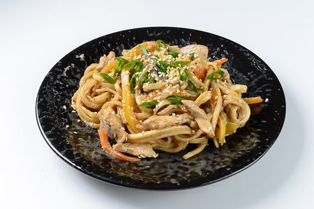 Вок с грибами и курицей в сливочном соусе