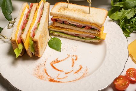 Сэндвич с яйцом и ветчиной