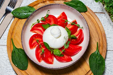 Томаты с бурратой