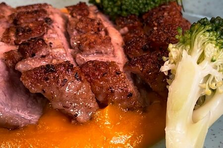 Утиная грудка с морковным муссом