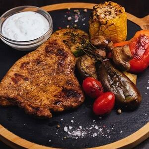 Стейк из индейки с овощами гриль