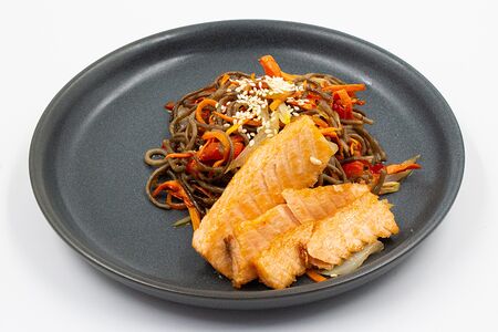 Гречневая лапша с лососем