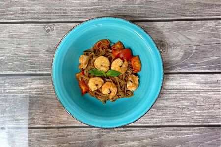 Японская лапша соба с королевскими креветками