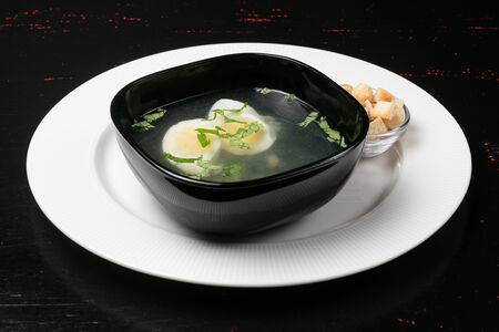 Куриный бульон с яйцом