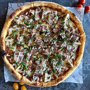 Пицца с копченым ростбифом