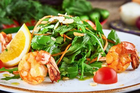 Руккола с тигровыми креветками