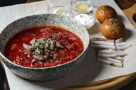 Борщ с говядиной и пампушками