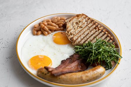 Английский завтрак с куриными колбасками