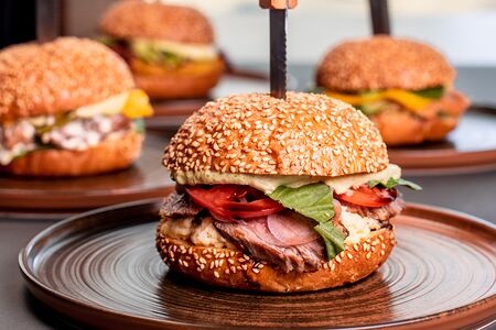 Бургер с ростбифом и скрэмблом