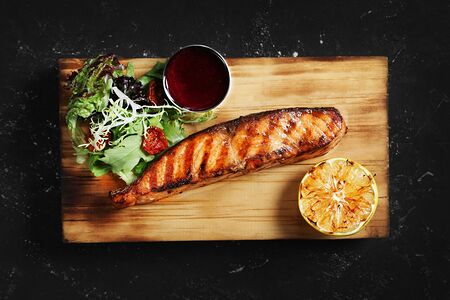 Лосось запеченный на кедре с клюквенным соусом