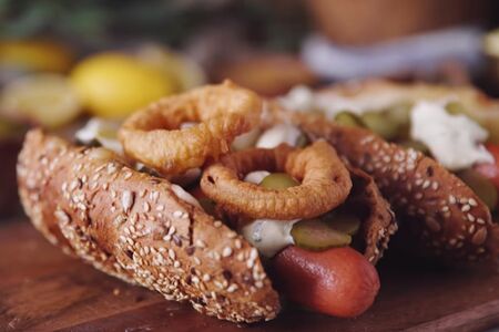 Хот-дог с луковыми кольцами и сыром