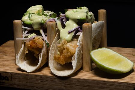 Такос с хрустящей креветкой