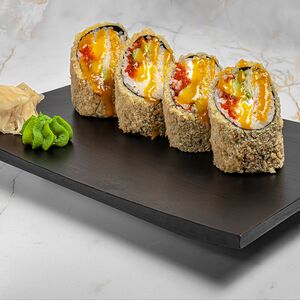 Темпура-ролл с камчатским крабом и соусом манго