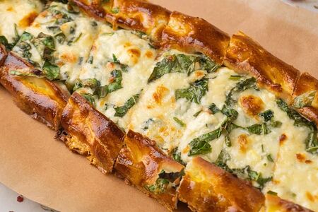 Пиде с сыром и шпинатом