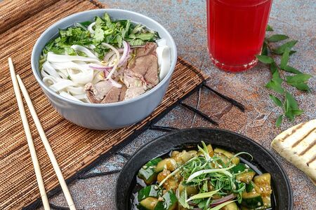 Ланч №2: суп на выбор, битый огурец, пита и морс