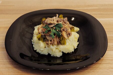 Бефстроганов с печёным картофелем