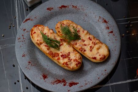 Багет с ветчиной и сыром