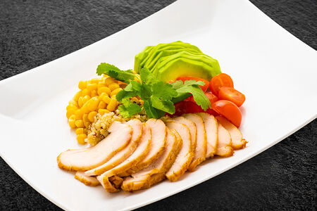 Кобб салат с курицей и авокадо