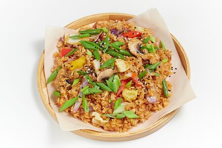 Жареный рис с овощами