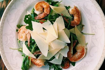 Руккола с тигровыми креветками