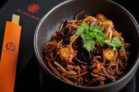 Вок с осьминогом, грибами и яйцом в перченом соусе