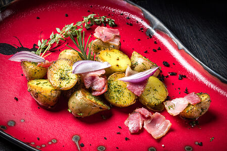 Бэби картофель по-деревенски с беконом