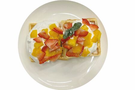 Вафля с лесными ягодами и манго