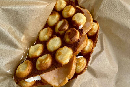 Гонконгские вафли с кремчизом и курицей в соусе терияки