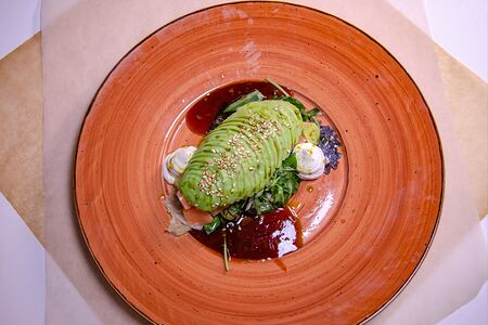 Салат с лососем и авокадо