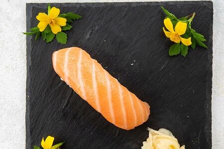 Суши лосось