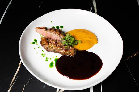 Утка с тыквой и ягодным соусом