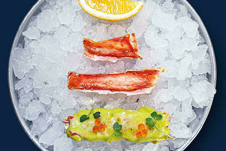 Клешня камчатского краба в соусе сладкий васаби