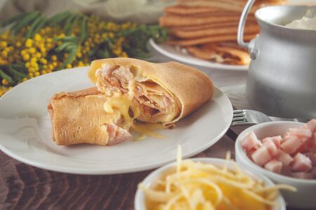 Блинчик с ветчиной и сыром