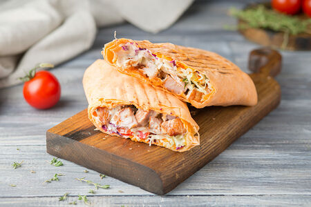 Шаурма в тонком лаваше с сыром