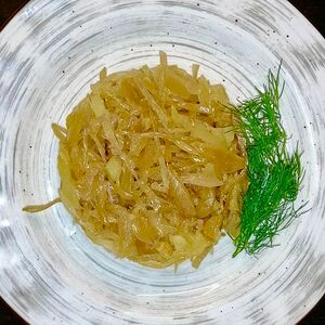 Капуста тушеная с яблоком