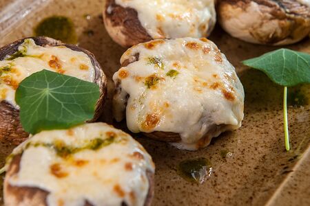 Шампиньоны, запеченные под сыром