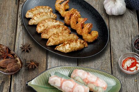 Сет: том там (6 шт.), гёдза с говядиной (6 шт.), фреш-ролл с креветками и курицей (2 шт.)