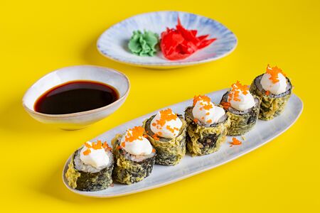 Ролл Темпура с лососем и сыром филадельфия