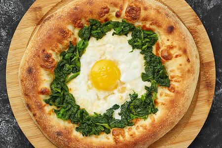 Бокон с сыром, яйцом и шпинатом