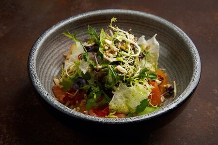 Салат с лососем и цитрусовым соусом