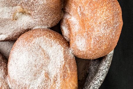 Пончик с заварным кремом