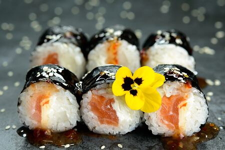 7. Ролл с копчёным лососем и сыром