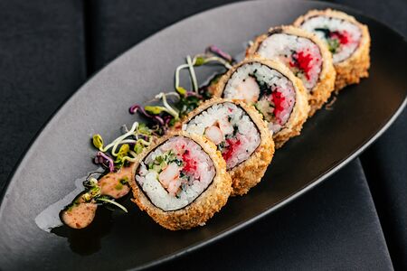 Жареный ролл тобико панко маки