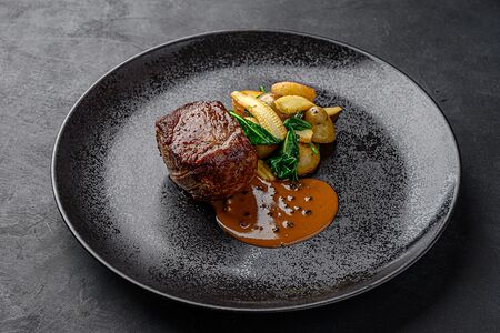 Филе миньон с соусом пепе верде