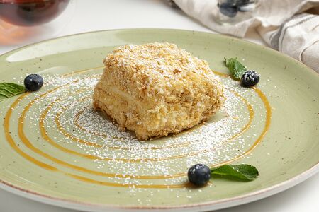 Торт Наполеон с карамельным соусом